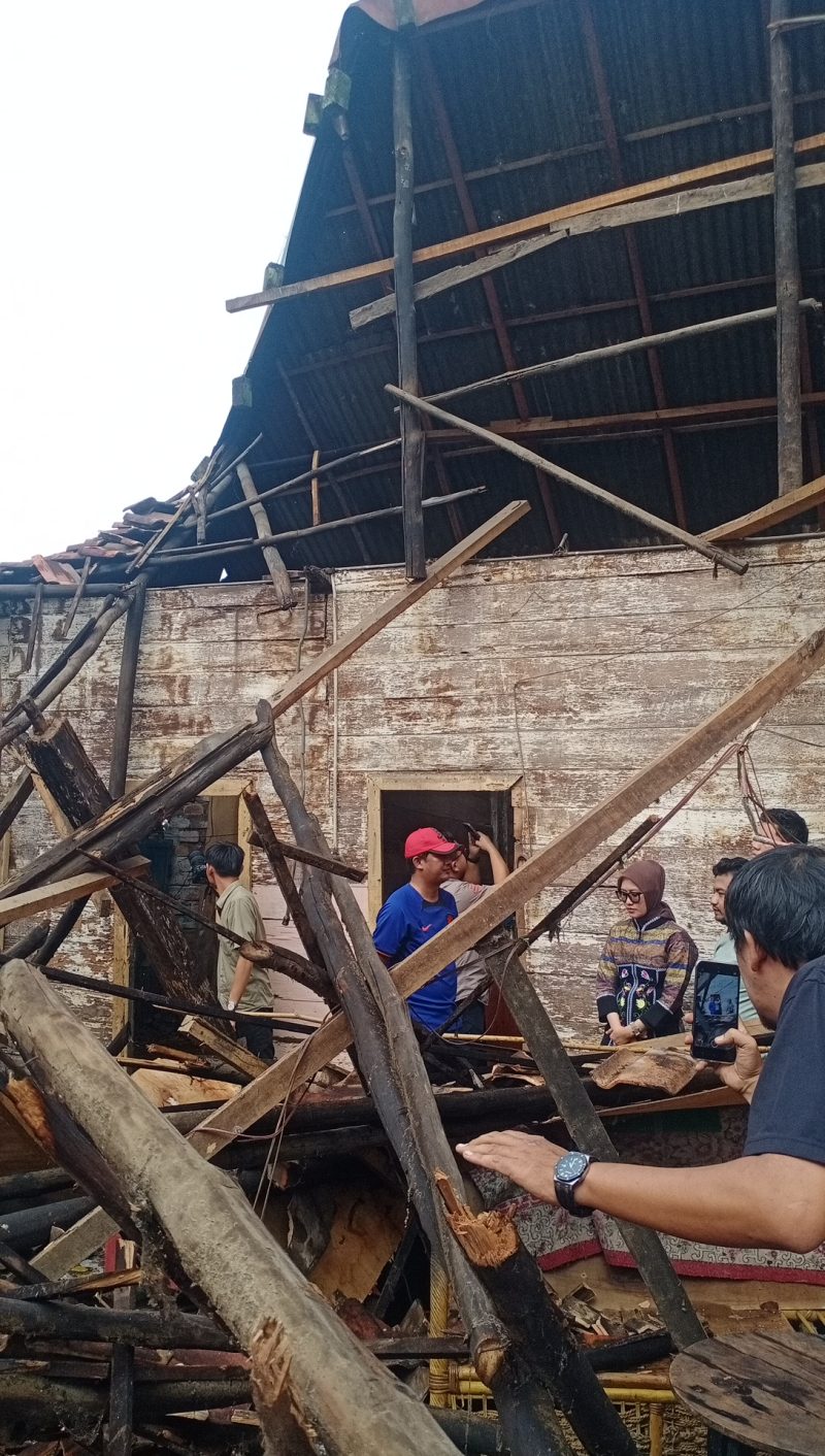 module: a;
hw-remosaic: 0;
touch: (-1.0, -1.0);
modeInfo: ;
sceneMode: Auto;
cct_value: 4807;
AI_Scene: (-1, -1);
aec_lux: 104.0;
hist255: 0.0;
hist252~255: 0.0;
hist0~15: 0.0;